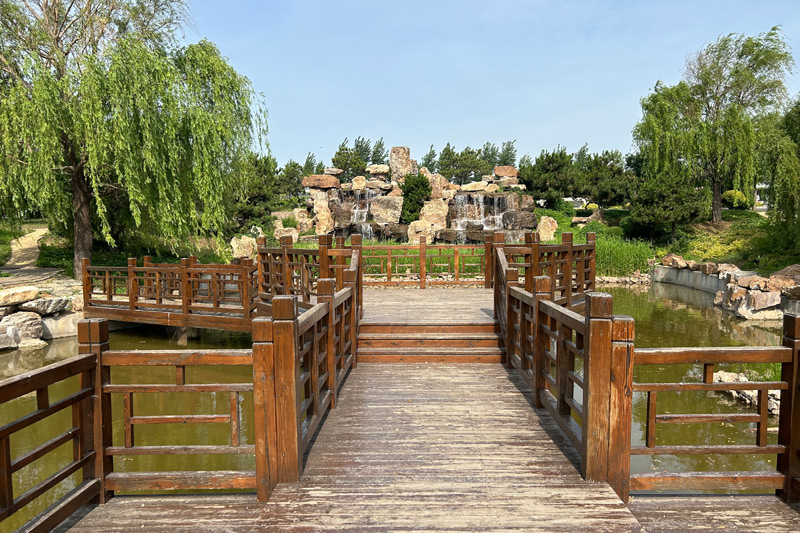 龙生墓园夏季景色